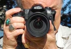 Holding Your DSLR Camera Holding Your DSLR Camera